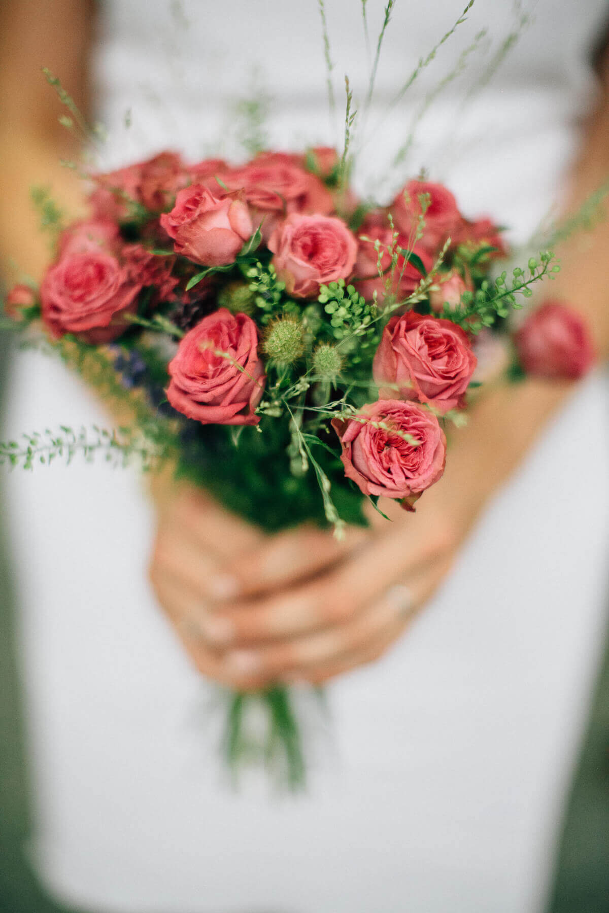 Brautstrauß mit hellroten Rosen