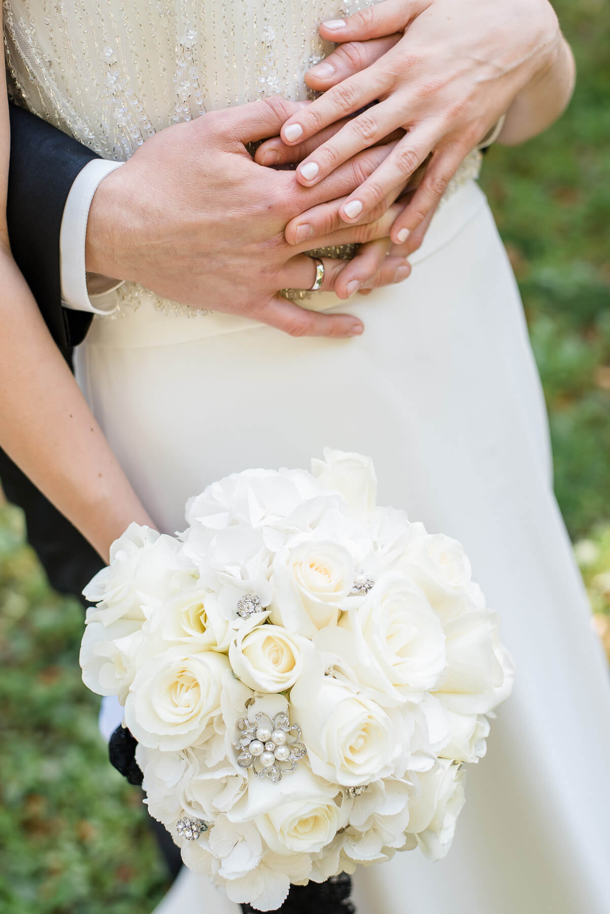 Weißer Brautstrauß mit Verzierung