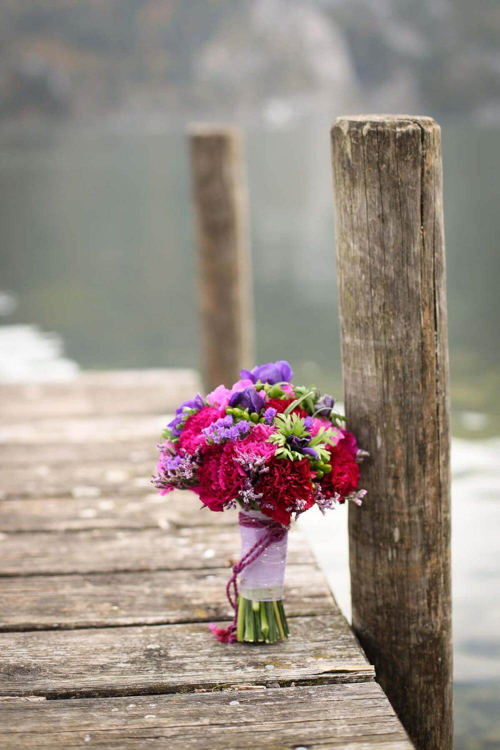 Brautstrauß mit Blumen in Violett