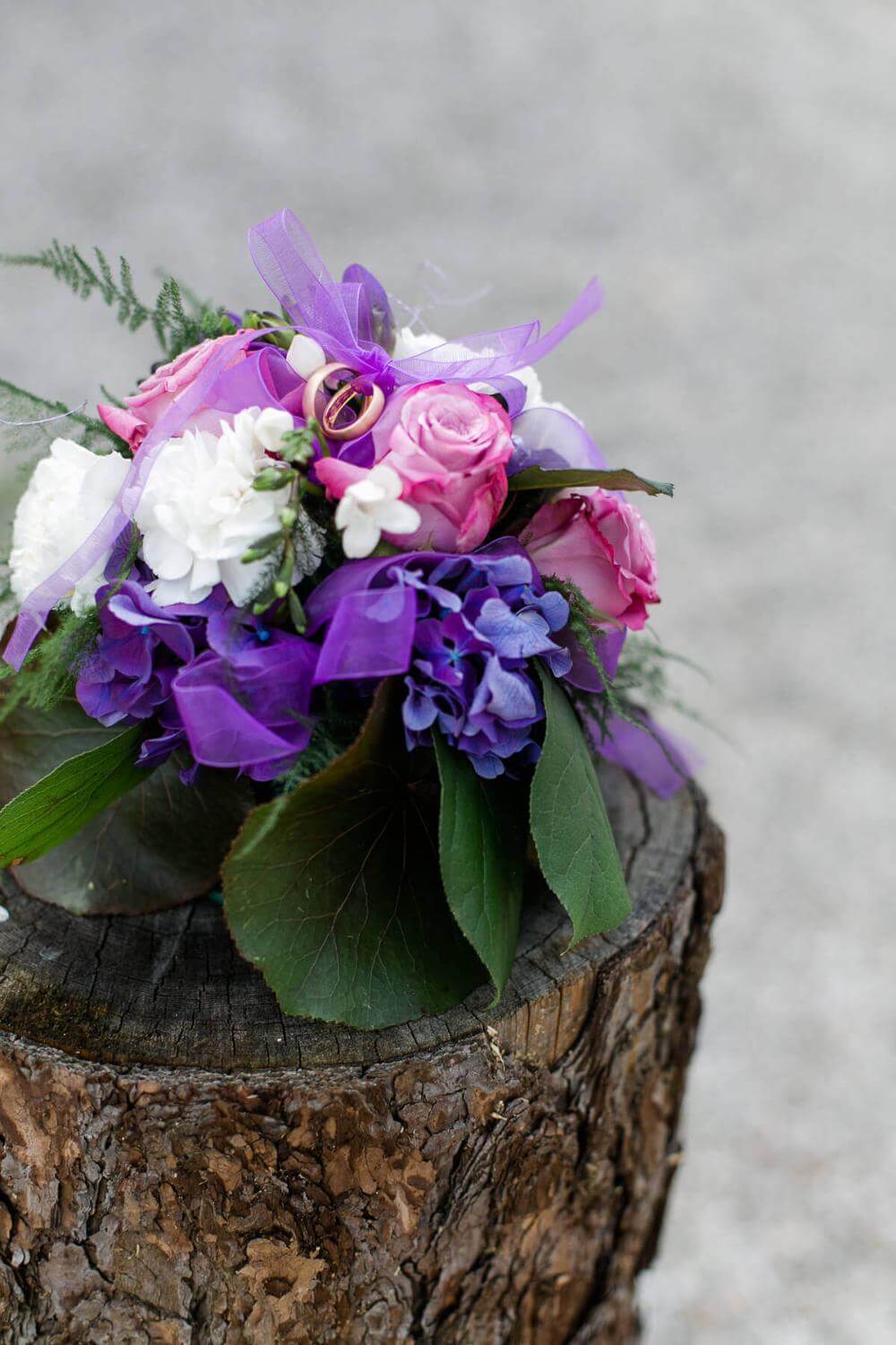 Brautstrauß mit lila Verzierung Bändern