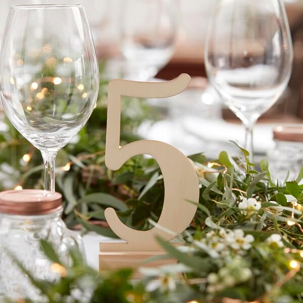 Tischnummer aus Holz für die Hochzeit