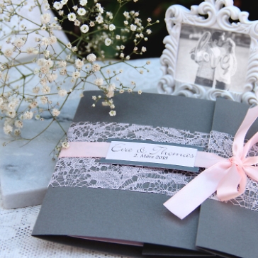 Grau-rosa Hochzeitseinladung mit Spitze und Satinband