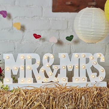 Holzschriftzug "Mr & Mrs" mit Led-Beleuchtung