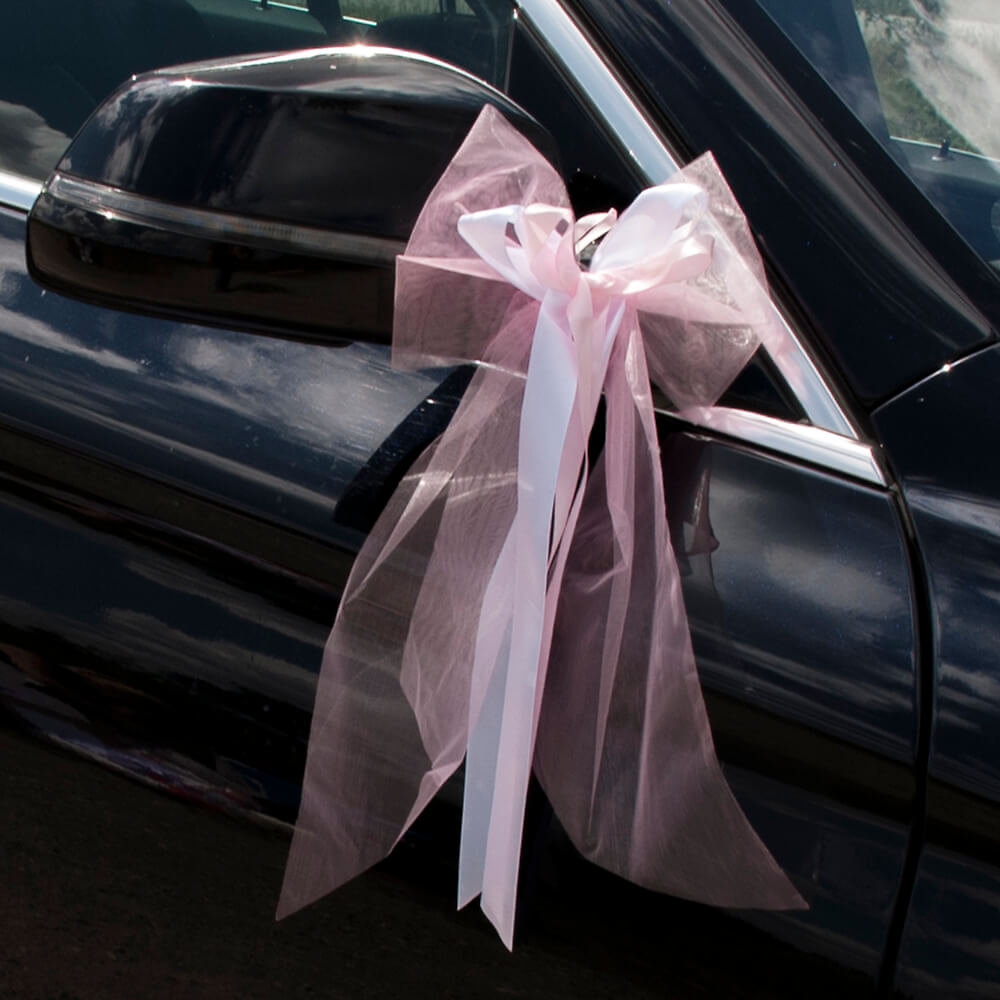 Autoschmuck Hochzeit: Wie man Autoschleifen und Blumen in Szene setzt