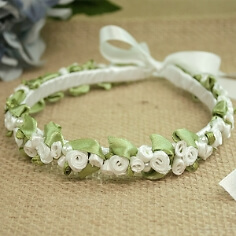 Haarreif mit Seidenblumen, weiß-grün