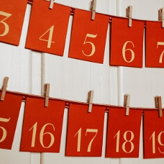 DIY-Set Adventskalender mit Holzklammern und Band