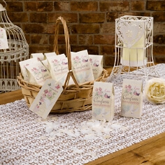 Konfetti für eine romantische Tischdeko Konfetti für eine romantische Tischdeko