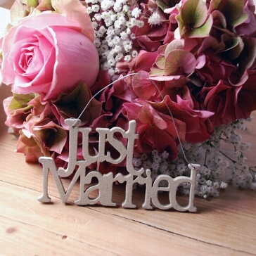 Kleiner Schriftzug aus Holz "Just Married" zur Hochzeit