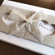 Hochzeitseinladung Maxime mit Herzmotiv aus Kraftpapier mit Schleifenelement Außenansicht
