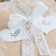 Hochzeitseinladung Marcella aus Kraftpapier mit Herzen und Schleife Detail