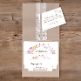 Hochzeitseinladung auf Kraftpapier mit Spitze und Blumen