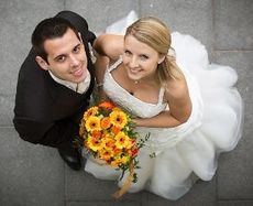 Braut mit gelben Blumenstrauß