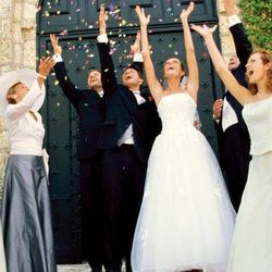 Hochzeitsbräuche von Brautkleid bis Polterabend