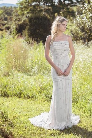 Lillian West 6501 schmales Brautkleid mit Trägern und Perlen 2017