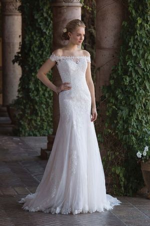 Brautkleid Sincerity 4022 Schulterfreies Kleid mit Carmen-Ausschnitt aus Chantilly-Spitze