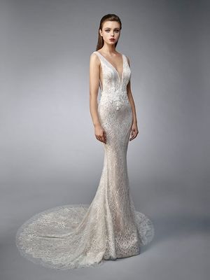 Enges Brautkleid von Enzoani mit V-Ausschnitt und Perlen