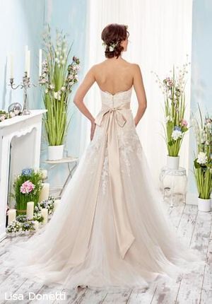 Hochzeitskleid mit Schleife am Rücken