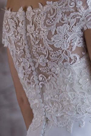 Brautkleid mit Perlen und Off-the-Shoulder Ausschnitt
