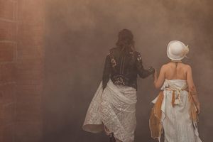 Straßenkünstlerin führt Braut durch den Nebel in die Industriehalle