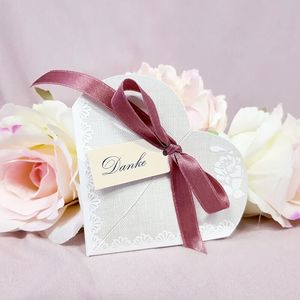Kartonage in Hezform gefüllt mit Hochzeitsmandeln und Satinband in Rosa