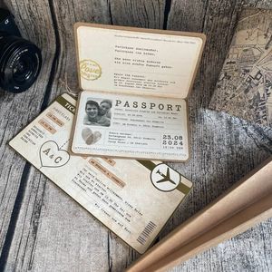 Einladungskarte aus Kraftpapier im Look eines Reisepass und Boardingkarte