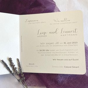 Aufgeklappte Einladung mit Text für die Hochzeit