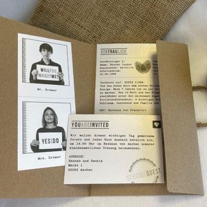 Einladungskarte aus Kraftpapier mit Fotos im Design einer Personalakte