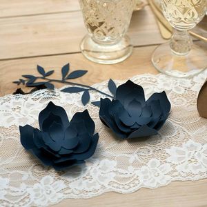 Papierblüten in Dunkelblau als Tischdeko zur Hochzeit