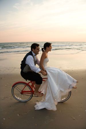 Brautpaar auf Fahrrad