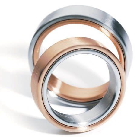 Unisonso<br>Zwei Ringe, zwei Materialien, ein gemeinsamer Lebenslauf. Platin und Roségold vereint für die Ewigkeit.