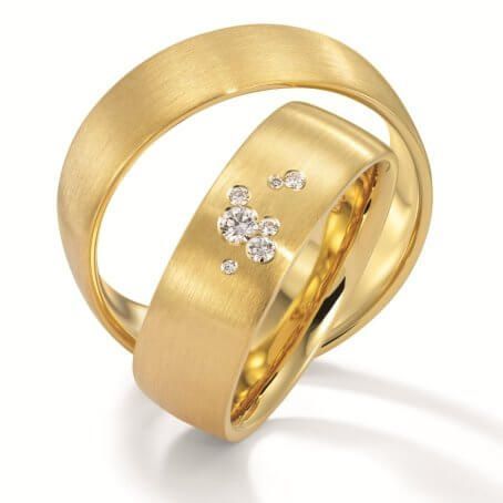 Cielo<br>Ein romantischer Sternenhimmel auf der Bühne des Traurings. Funkelde Diamanten berühren und verteilen sich auf edelstem Gold.