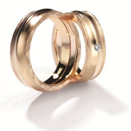 Fora<br>Eine besondere Verbindung.<br>Eine Fuge verläuft im Inneren des Rings. Durch das Schmieden von beiden Seiten verschmilzt der Ring zu einer festen Einheit.Ein Ring mit ganz außergewöhnlicher Oberfläche entsteht.