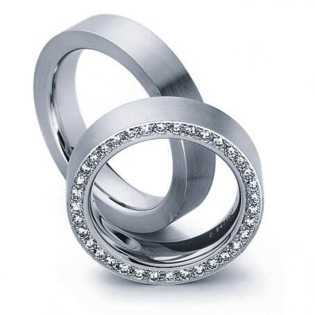 Acanto<br>Mit seinen seitlich gefassten Brillanten ist der Damenring ebenso zurückhaltend wie luxuriös und betont die klare Ringform. Understatement ist das Credo dieser Trauringe.