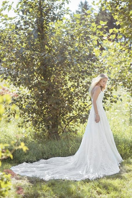 romantisches Brautkleid Lillian West 6496 mit Spitze und langer Schleppe