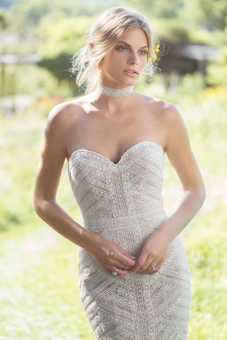 sexy Brautkleid von Lillian West 6492 mit geometrischen Mustern aus Spitze