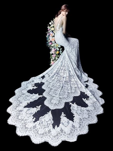 Brautkleid Masha mit langer Spitzen- Schleppe  von Enzoani 2018