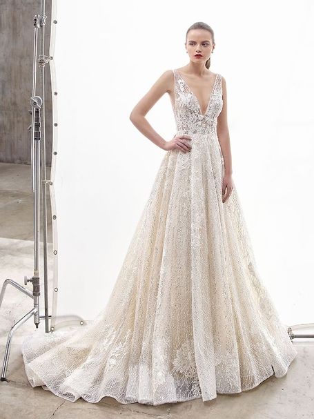 Romantisches Brautkleid von Enzoani A-Linie mit V-Ausschnitt