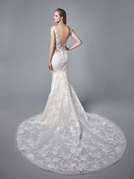 Extravagantes Brautkleid von Enzoani Rückenansicht mit runder Schleppe und weichem Rock