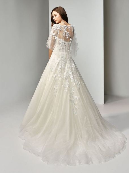 Trägerloses Brautkleid von Beautiful Bridal mit abnhembarer Jacke