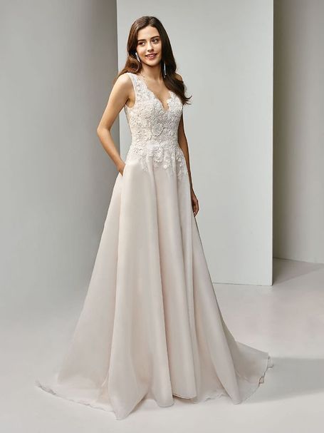 Elegantes Brautkleid von Beautiful Bridal in A-Linie aus Chantilly Spitze