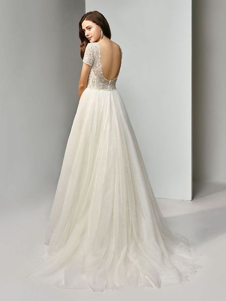 Hochgeschlossenes Brautkleid von Beautiful Bridal mit Tüllrock