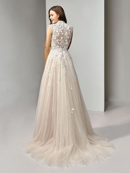 Extravagantes Brautkleid von Beautiful Bridal mit 3D Rückenverzierungen aus Chantilly Spitze