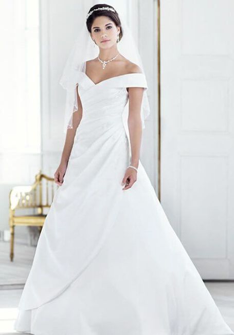 Brautkleid aus Satin mit breitem Carmenkragen, toll harmonierend mit den diagonal verlaufenden, zart verzierten Fältelungen am taillierten Oberteil.
