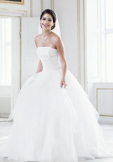 Federleichtes Brautkleid mit mehrlagigem Tüll rock, der zu frechen Zipfeln geschnitten ist und für luftiges Volumen sorgt.