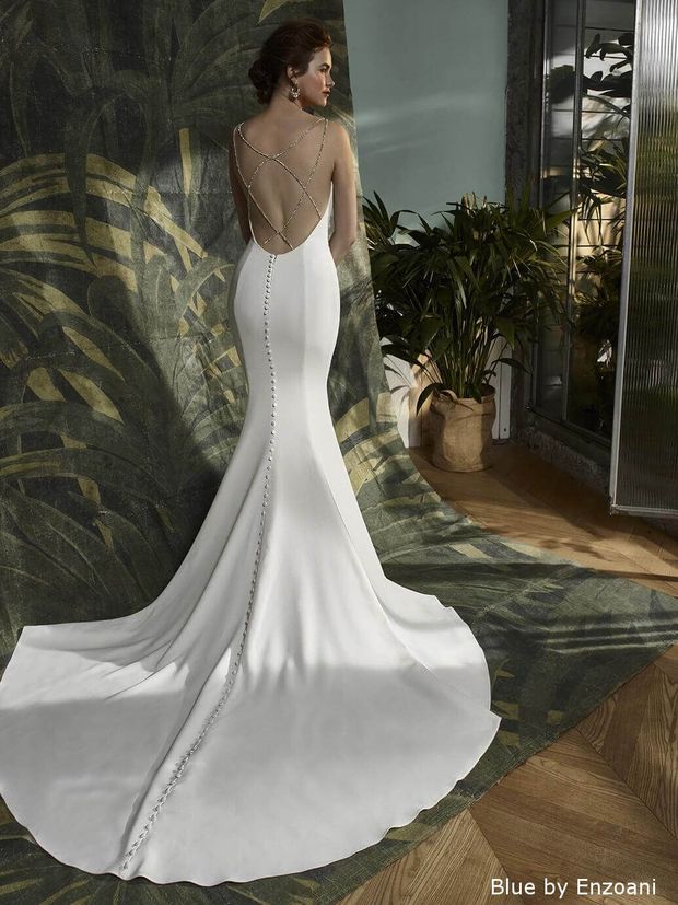 Brautkleid mit geometrischen Rückenausschnitt