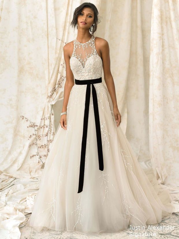 Brautkleid mit schwarzer Schleife