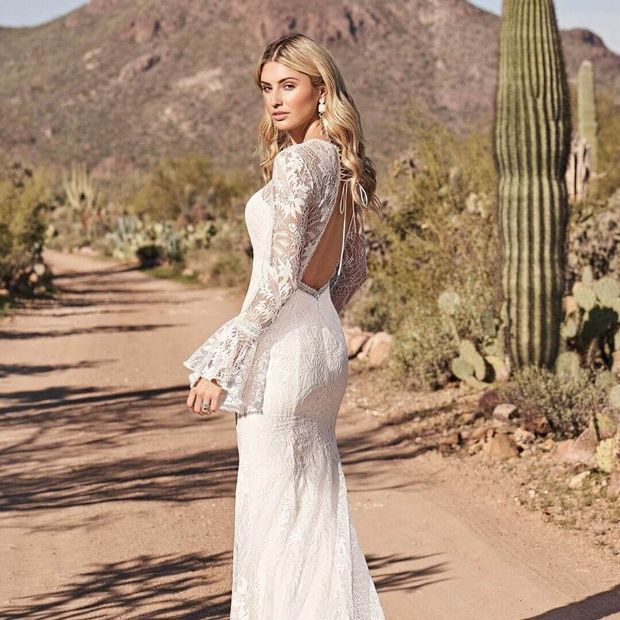 Brautkleid mit langen Ärmeln vor Wüstenkulisse - Lillian West