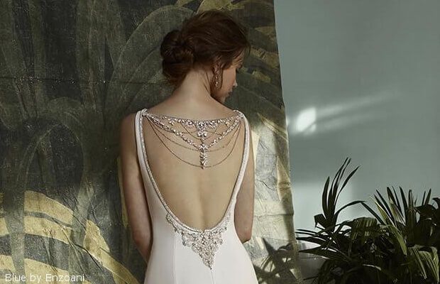 Brautkleid Rückenansicht mit Perlenkette
