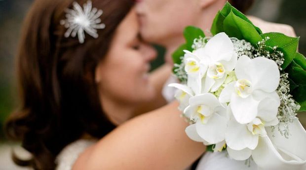 Brautpaar mit Brautstrauß aus Orchideen