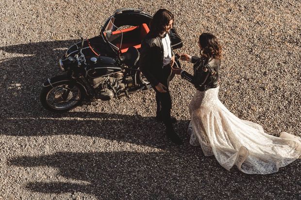 Bräutigam holt seine Braut mit einem Motorrad ab
